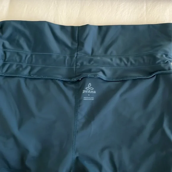 Prana shorts with an underlayer - Picture 8 of 8